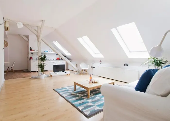 Bright Loft Next To The Ruin Pubs Free Airconditioner Free Coffee דירה בודפשט